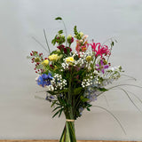 Luftig Buket Med Årstidens Blomster
