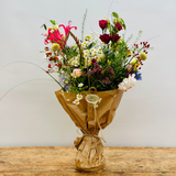 Luftig Buket Med Årstidens Blomster